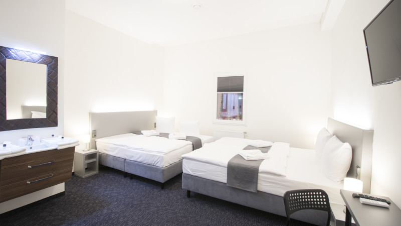 Deluxe čtyřlůžkový pokoj s výhledem do atria